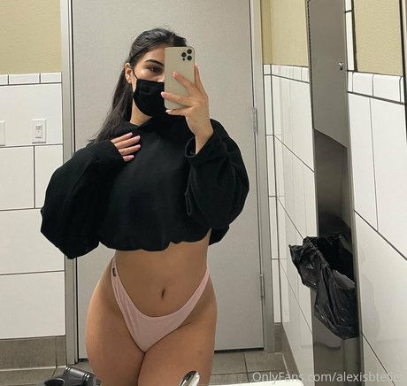 Foto desnuda filtrada de OnlyFans de Alexistelles