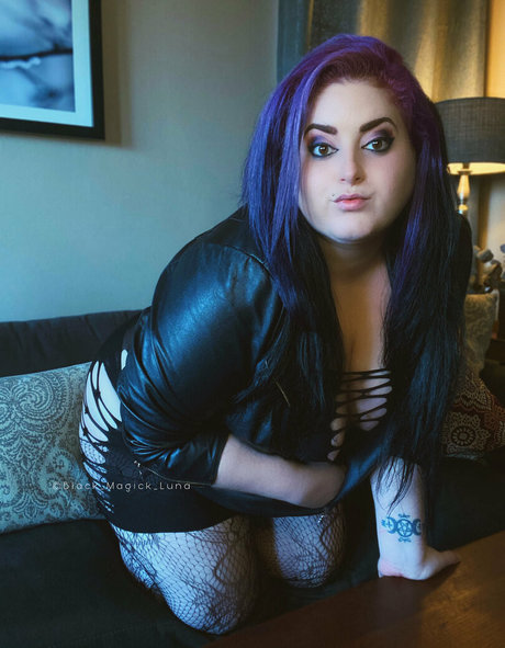 Foto desnuda filtrada de OnlyFans de Blackmagickluna