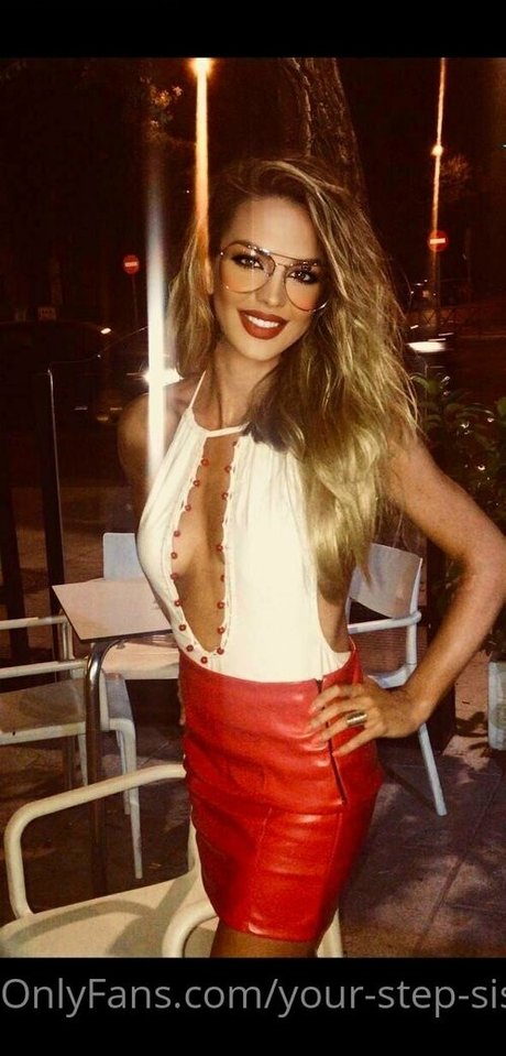 Foto desnuda filtrada de OnlyFans de Yourstepsister