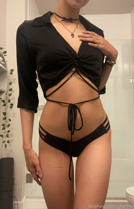Foto desnuda filtrada de OnlyFans de Cyberfree