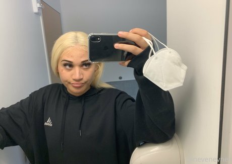 Foto desnuda filtrada de OnlyFans de Nevenevnev