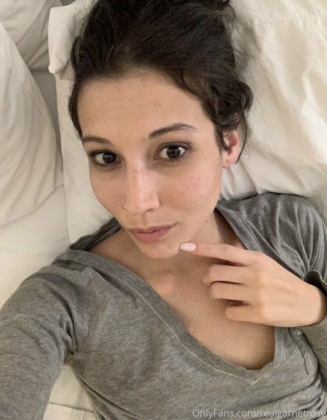 Foto desnuda filtrada de OnlyFans de Realgarnetrose