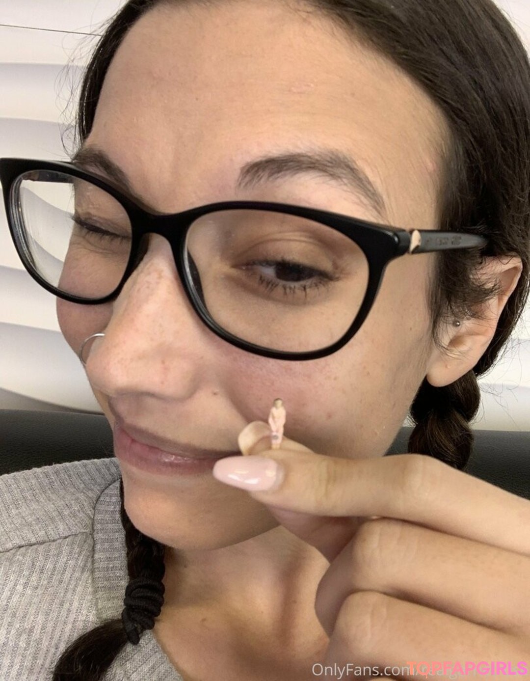 Foto desnuda filtrada de OnlyFans de Realgarnetrose #56 Foto desnuda filtrada de OnlyFans de Realgarnetrose #56