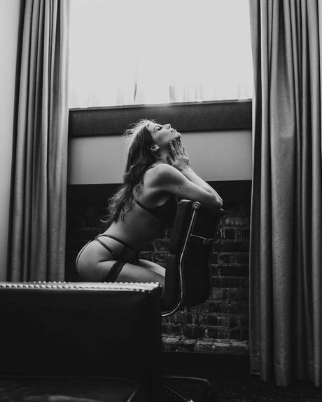 Sexyredinbed