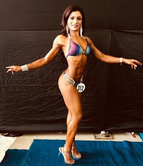 Foto desnuda filtrada de OnlyFans de Mona Bhavsar