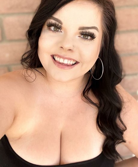 Lilly Zamora
