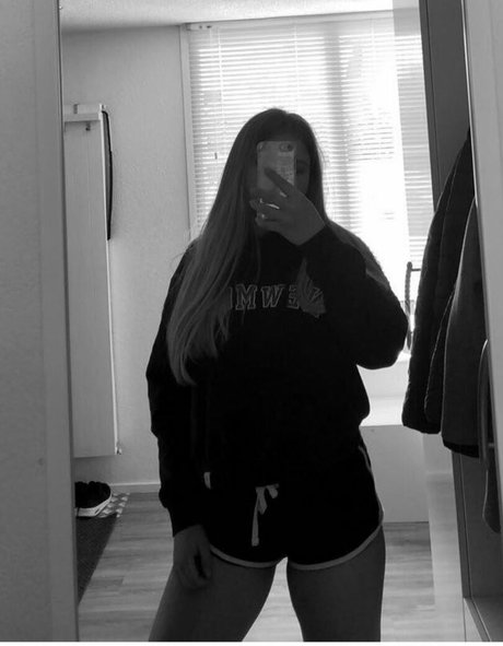 Foto desnuda filtrada de OnlyFans de Aline Zwahlen