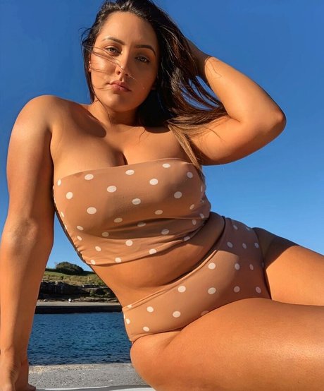 Foto desnuda filtrada de OnlyFans de Yasmine Minovski