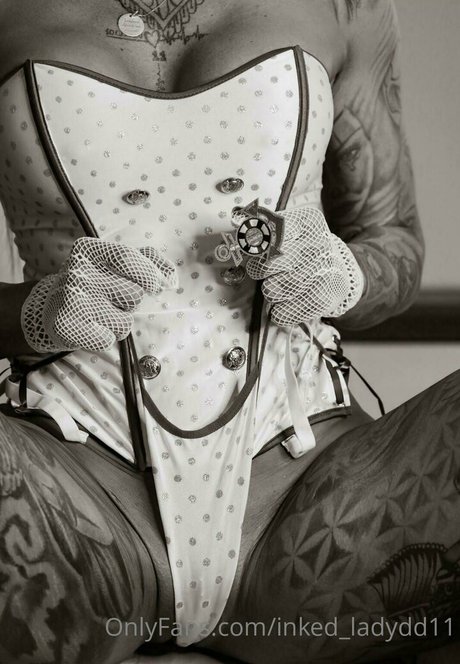 Foto desnuda filtrada de OnlyFans de Inkedladydd11