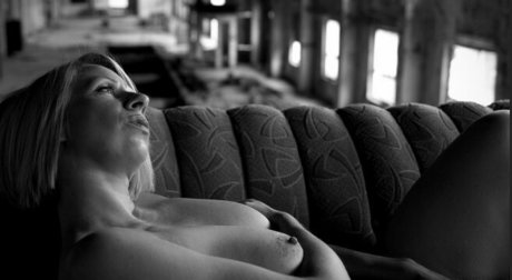 Amanda Busty
