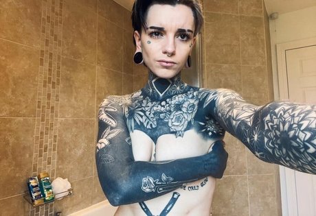 Foto desnuda filtrada de OnlyFans de Holly Broome Inked