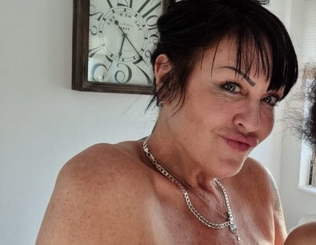Foto desnuda filtrada de OnlyFans de Mumvsdaughter