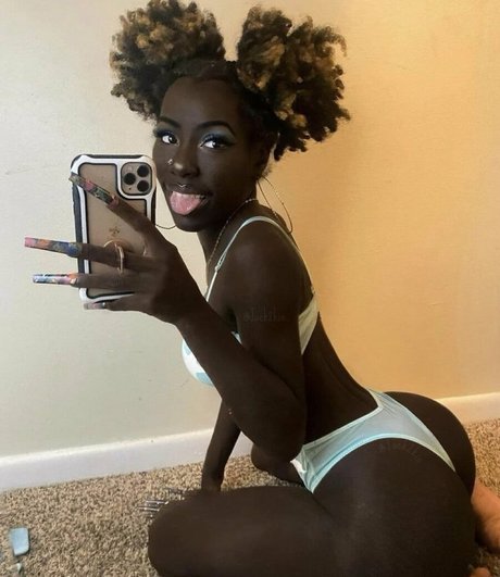 Foto desnuda filtrada de OnlyFans de Cyn Kaine
