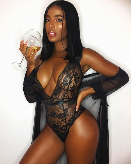 Foto desnuda filtrada de OnlyFans de Monifa Jansen