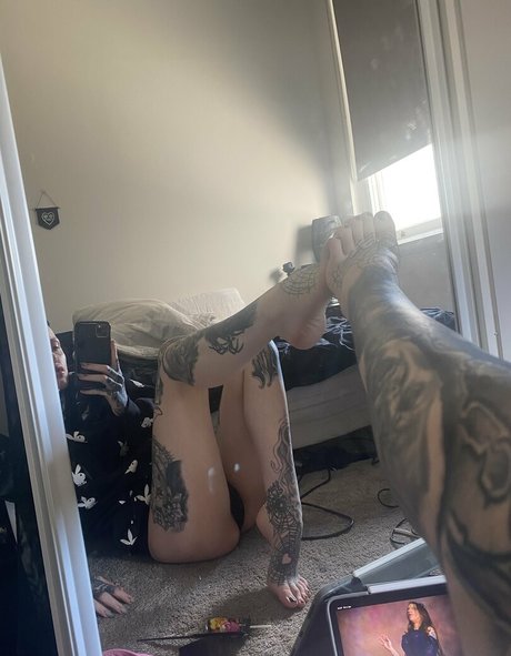 Foto desnuda filtrada de OnlyFans de Erotic Funeral