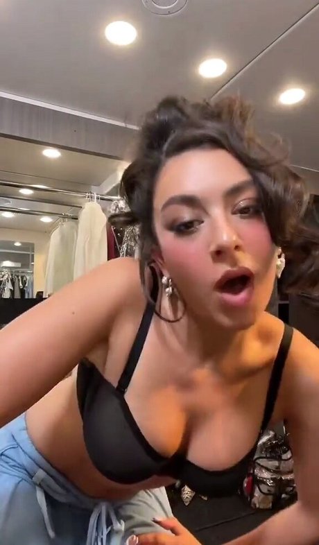 Foto desnuda filtrada de OnlyFans de Charli Xcx