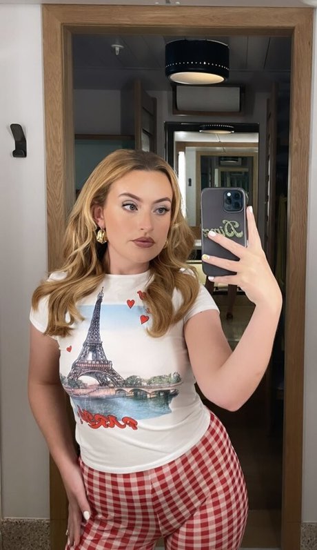 Amelia Dimoldenberg