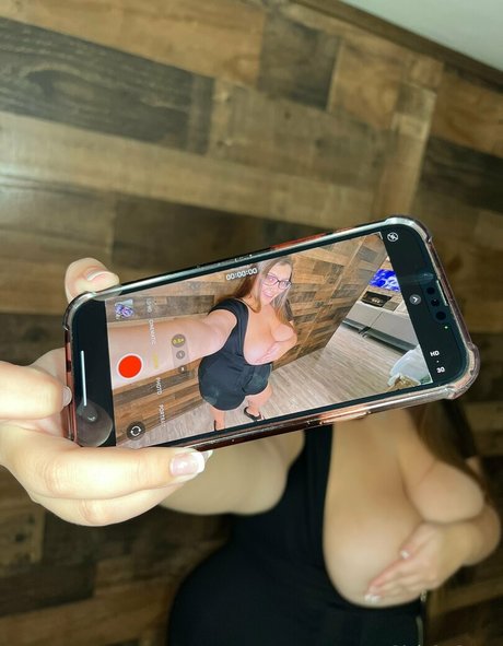 Foto desnuda filtrada de OnlyFans de Meandmommy