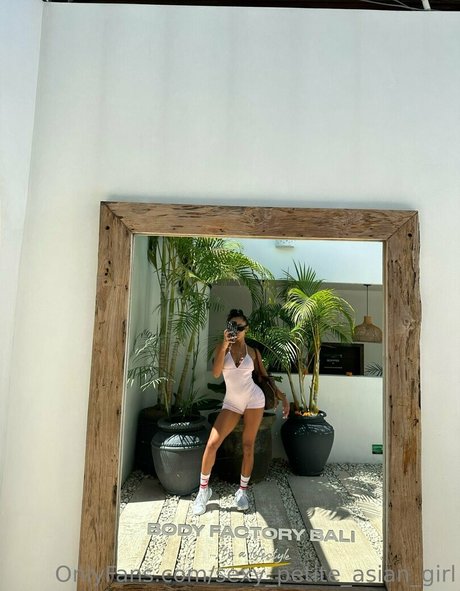 Foto desnuda filtrada de OnlyFans de Sexypetiteasiangirl