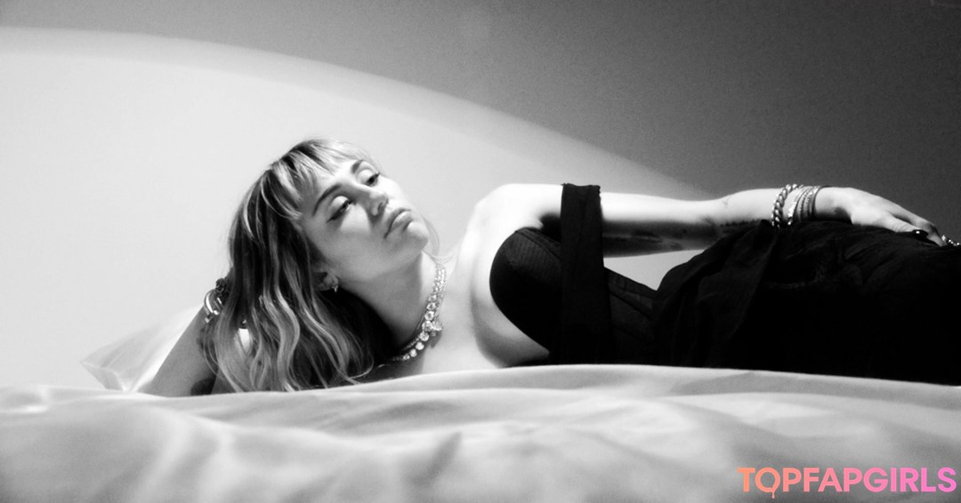 Foto desnuda filtrada de OnlyFans de Miley Cyrus #1993 Foto desnuda filtrada de OnlyFans de Miley Cyrus #1993