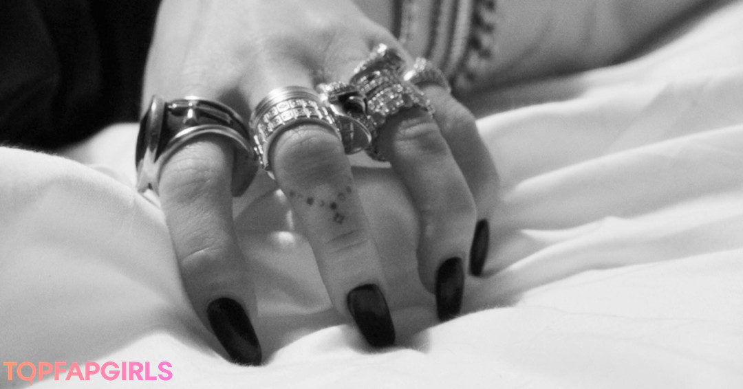 Foto desnuda filtrada de OnlyFans de Miley Cyrus #1995 Foto desnuda filtrada de OnlyFans de Miley Cyrus #1995