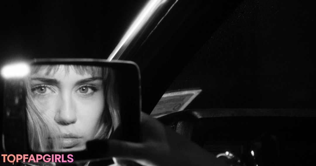 Foto desnuda filtrada de OnlyFans de Miley Cyrus #1997 Foto desnuda filtrada de OnlyFans de Miley Cyrus #1997