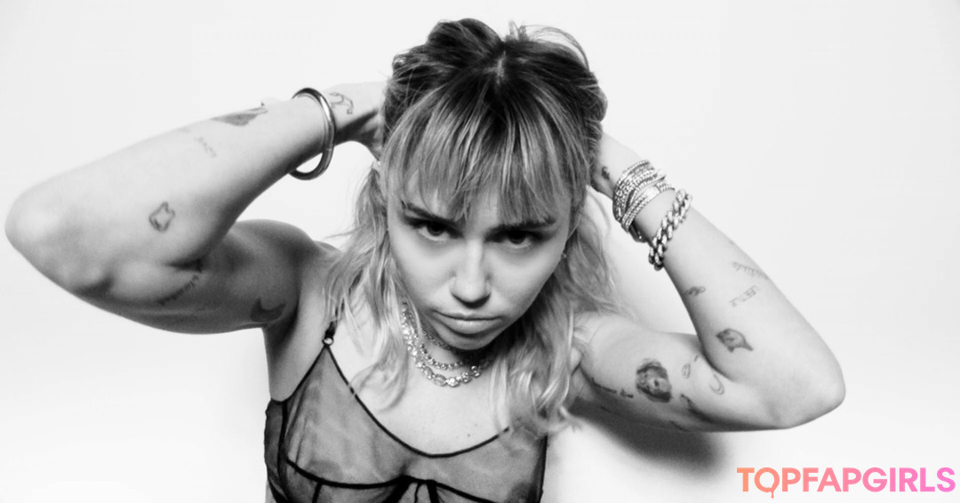 Foto desnuda filtrada de OnlyFans de Miley Cyrus #2005 Foto desnuda filtrada de OnlyFans de Miley Cyrus #2005