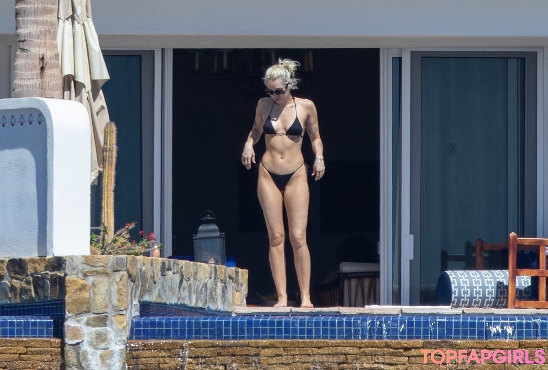 Foto desnuda filtrada de OnlyFans de Miley Cyrus #110 Foto desnuda filtrada de OnlyFans de Miley Cyrus #110