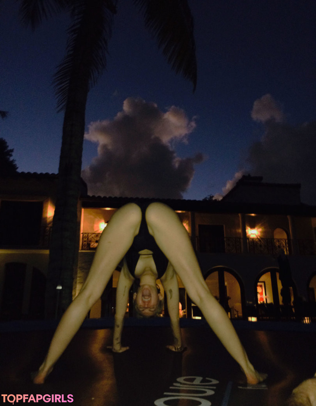 Foto desnuda filtrada de OnlyFans de Miley Cyrus #283 Foto desnuda filtrada de OnlyFans de Miley Cyrus #283