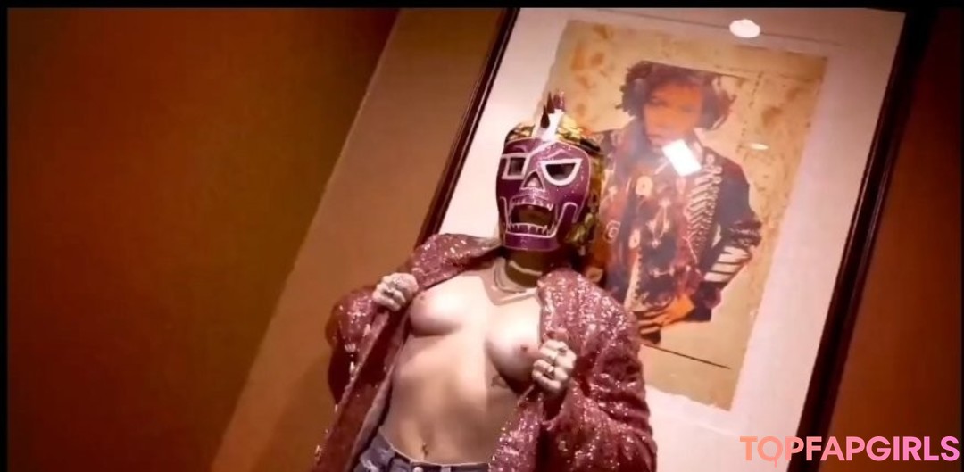 Foto desnuda filtrada de OnlyFans de Miley Cyrus #33 Foto desnuda filtrada de OnlyFans de Miley Cyrus #33