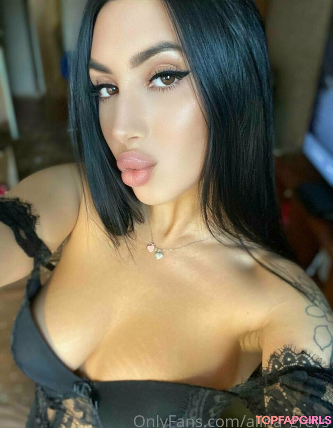 Foto desnuda filtrada de OnlyFans de Alinagreys #40 Foto desnuda filtrada de OnlyFans de Alinagreys #40