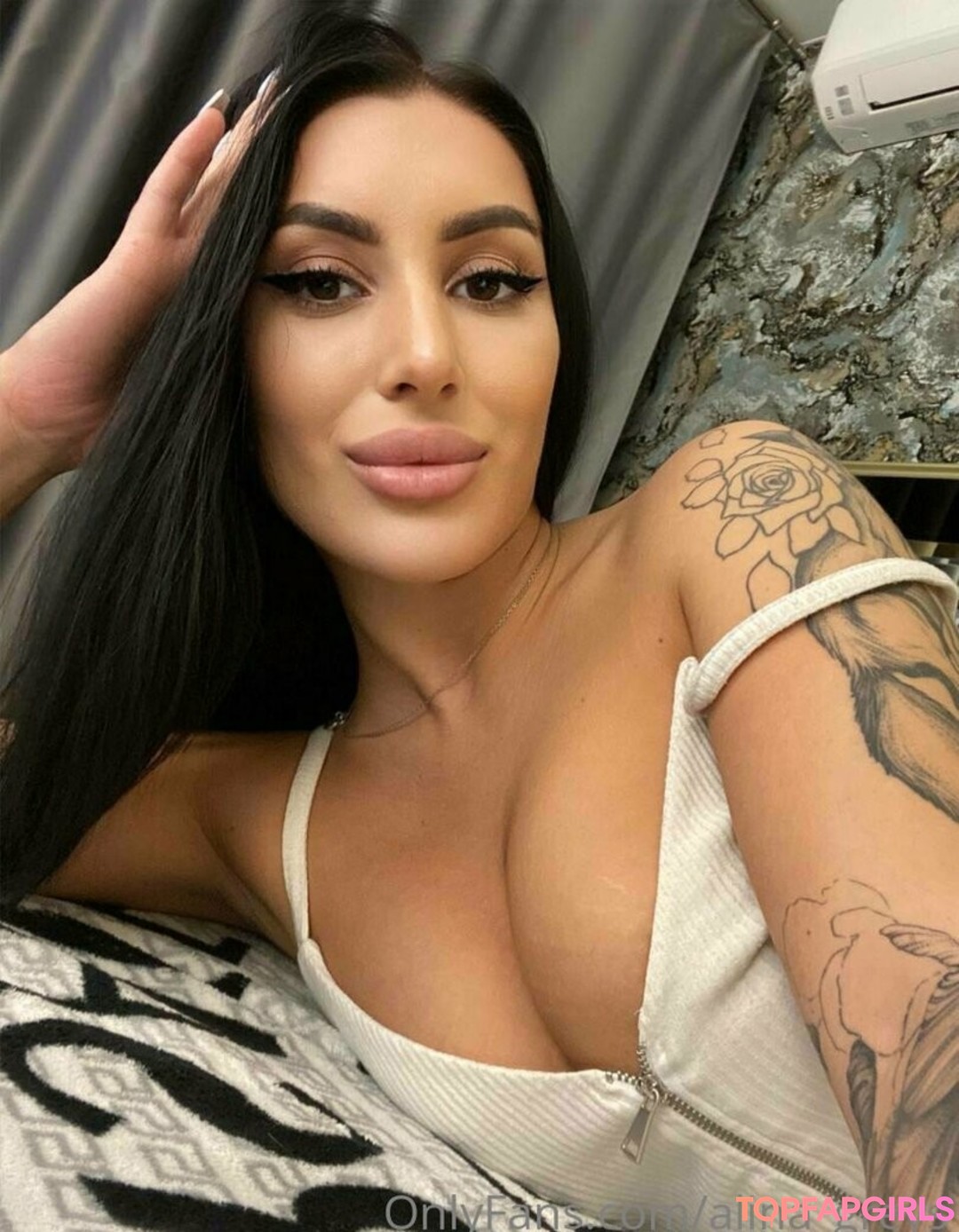 Foto desnuda filtrada de OnlyFans de Alinagreys #59 Foto desnuda filtrada de OnlyFans de Alinagreys #59