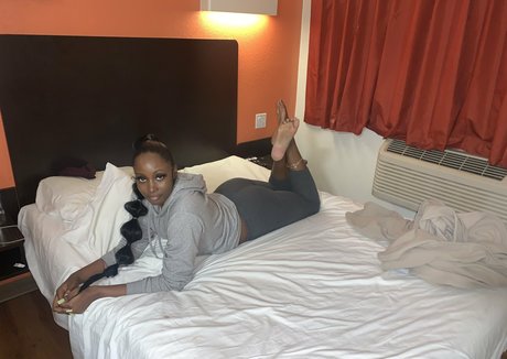 Foto desnuda filtrada de OnlyFans de Waveysolezz