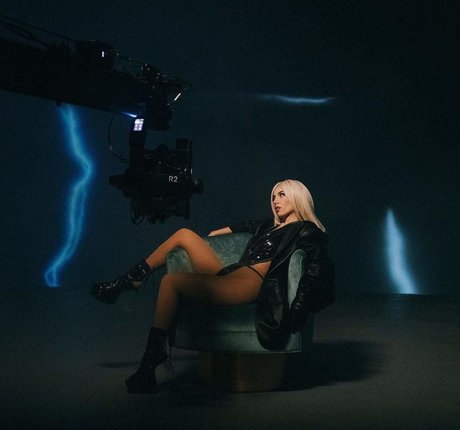 Foto desnuda filtrada de OnlyFans de Ava Max