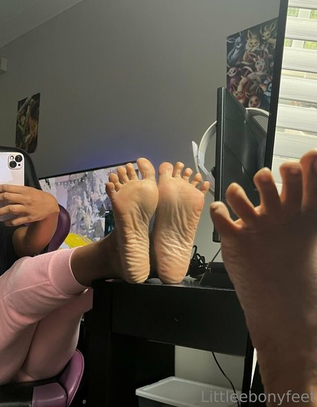 Littleebonyfeet