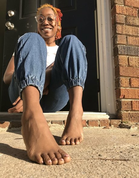 Littleebonyfeet
