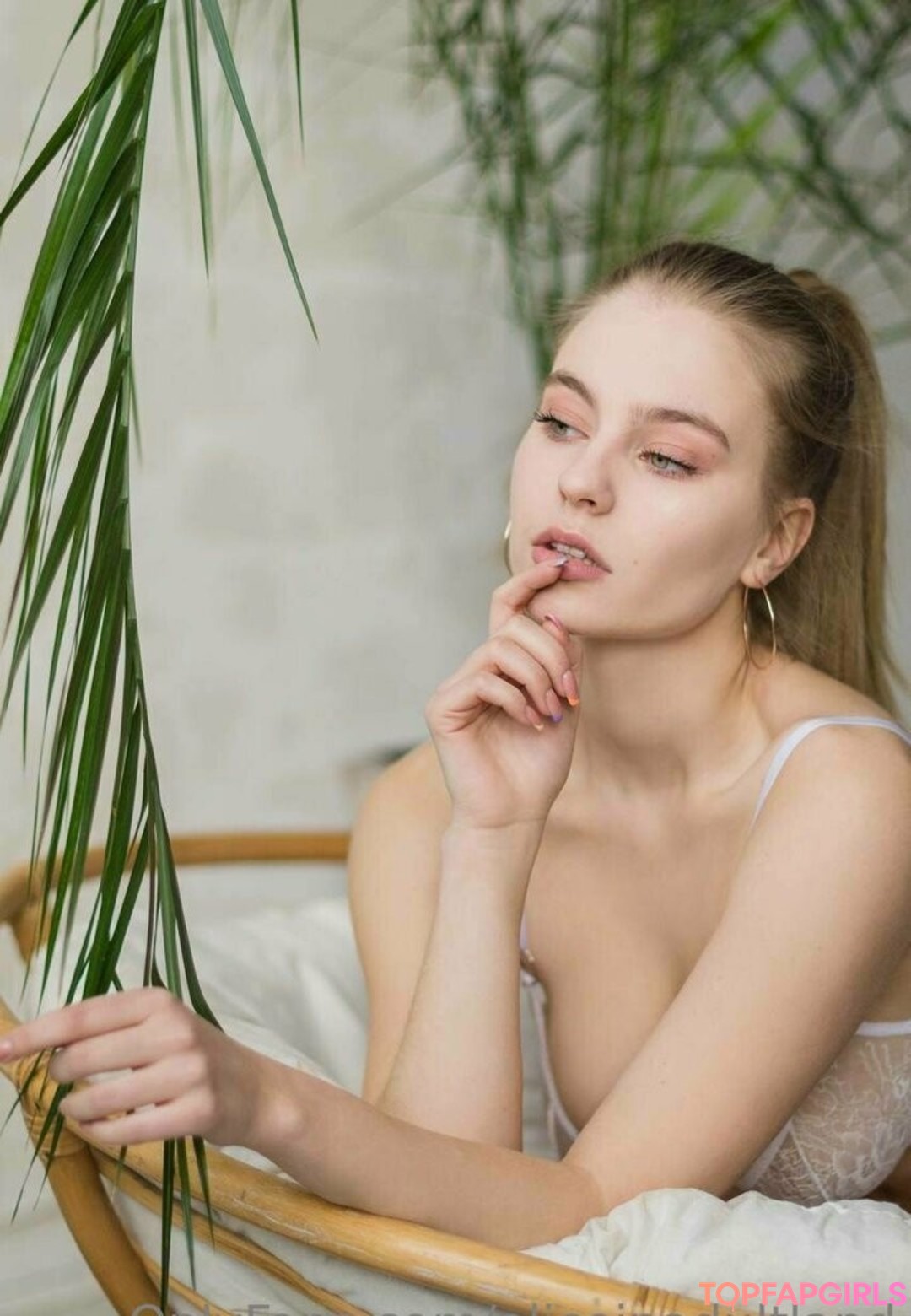 Foto desnuda filtrada de OnlyFans de Aliceinadultland #172 Foto desnuda filtrada de OnlyFans de Aliceinadultland #172