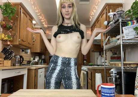 Kittenwithfangsfree