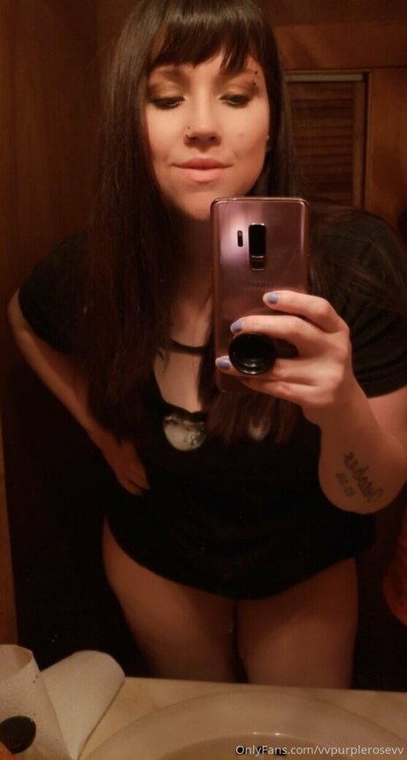 Foto desnuda filtrada de OnlyFans de Vvpurplerosevv