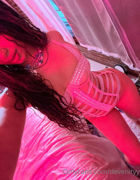 Foto desnuda filtrada de OnlyFans de Devenityy