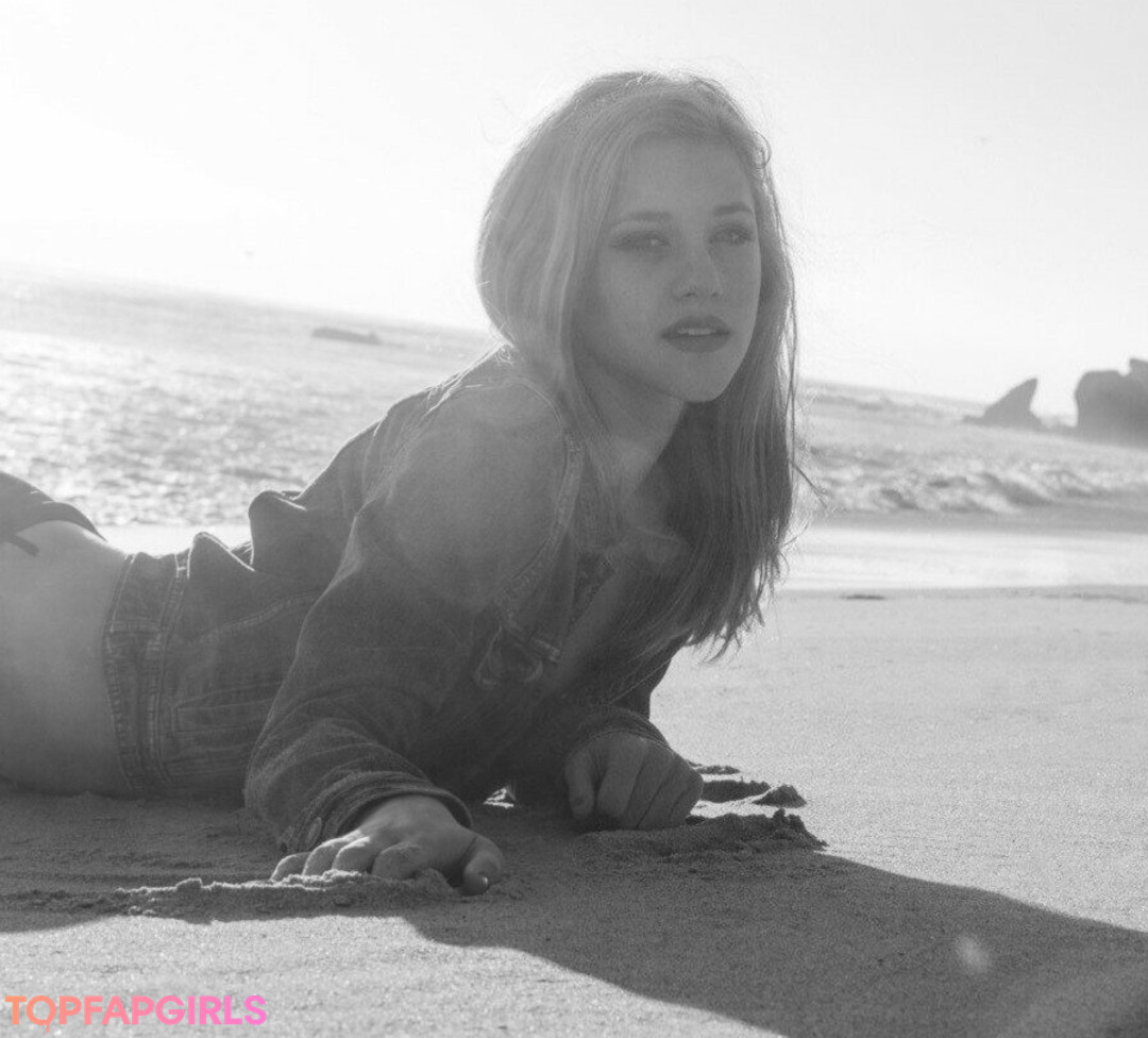 Foto desnuda filtrada de OnlyFans de Lili Reinhart #107 Foto desnuda filtrada de OnlyFans de Lili Reinhart #107