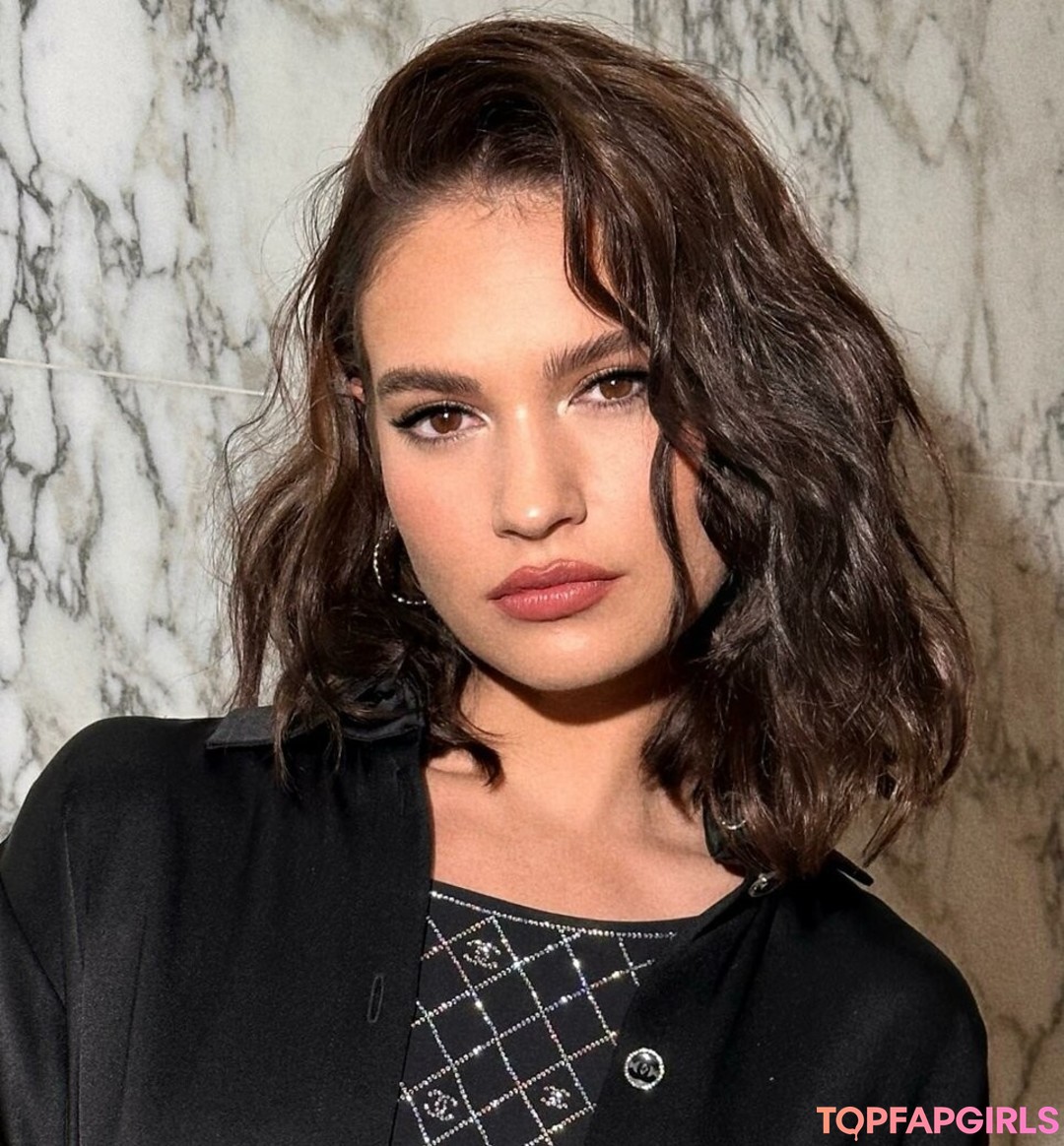 Foto desnuda filtrada de OnlyFans de Lily James #261 Foto desnuda filtrada de OnlyFans de Lily James #261