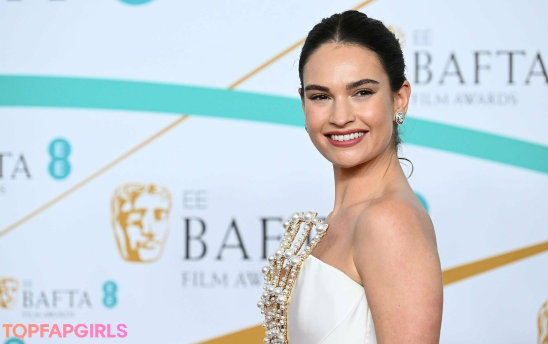 Foto desnuda filtrada de OnlyFans de Lily James #266 Foto desnuda filtrada de OnlyFans de Lily James #266