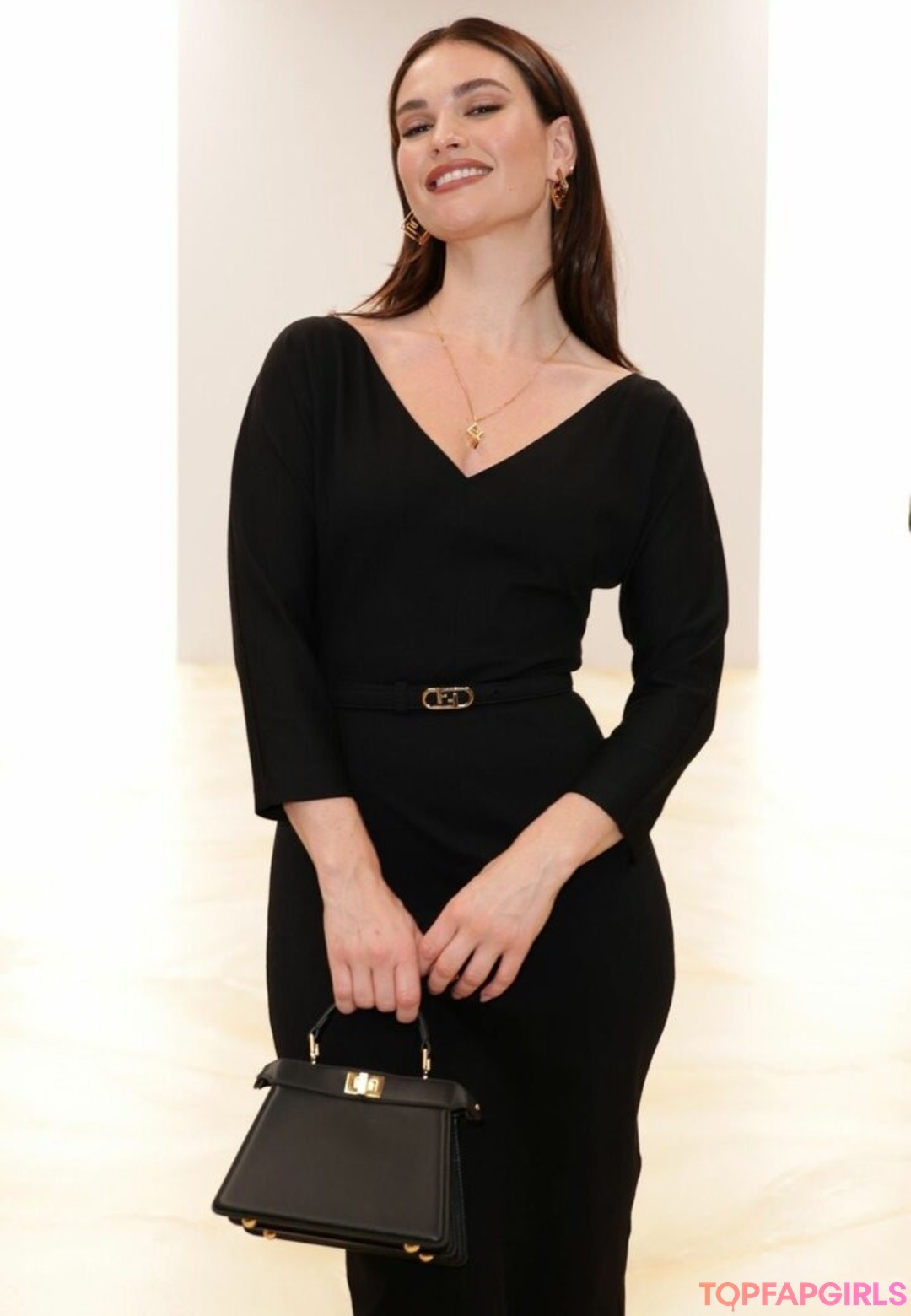 Foto desnuda filtrada de OnlyFans de Lily James #374 Foto desnuda filtrada de OnlyFans de Lily James #374