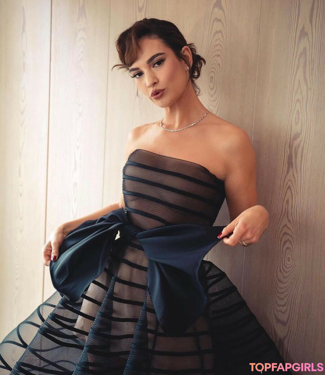 Foto desnuda filtrada de OnlyFans de Lily James #407 Foto desnuda filtrada de OnlyFans de Lily James #407