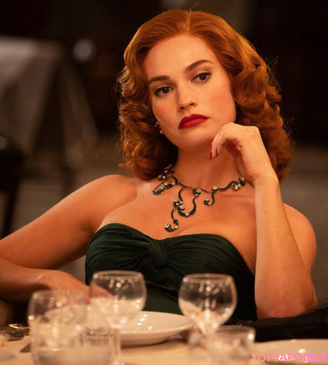 Foto desnuda filtrada de OnlyFans de Lily James #410 Foto desnuda filtrada de OnlyFans de Lily James #410