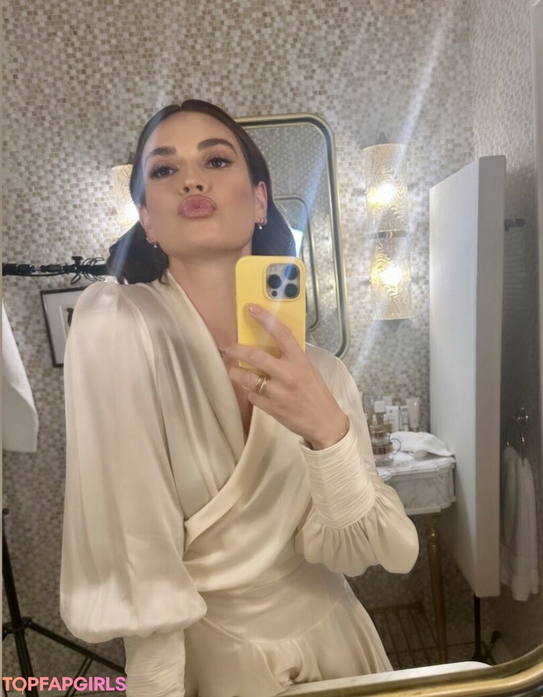Foto desnuda filtrada de OnlyFans de Lily James #413 Foto desnuda filtrada de OnlyFans de Lily James #413