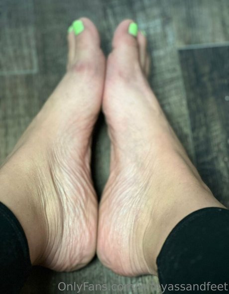 Foto desnuda filtrada de OnlyFans de Wifeyassandfeet