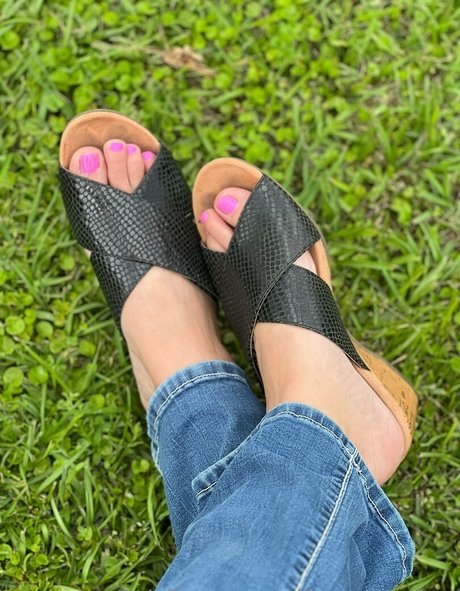 Foto desnuda filtrada de OnlyFans de Wifeyassandfeet