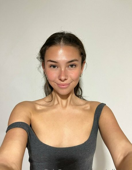 Foto desnuda filtrada de OnlyFans de Stepdaughter18